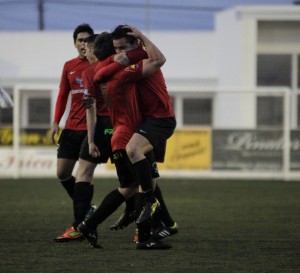 Los jugadores del Formentera celebran un gol en un partido de Liga. Foto: Fútbol Pitiuso