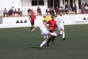 Maikel lucha con un jugador del Felanitx en un lance del encuentro. Fotos: Fútbol Balear