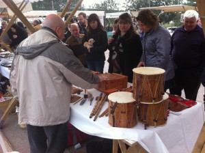 Una parada d'instruments tradicionals, un dels tocs folklòrics de la Fira Rural
