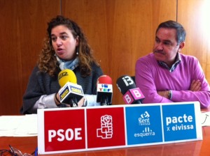 Los diputados de PSOE-Pacte Pilar Costa y Xico Tarrés durante la rueda de prensa. Fotos: D.V.