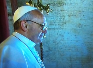 Imagen televisiva del momento en el que el nuevo papa Francisco I ha salido al balcón para saludar a los fieles.