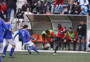 Winde, autor del segundo gol del Formentera, pugna por el balón con Elías.