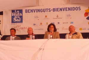 Los patrones ganadores, en los flancos de la imagen junto a la alcaldesa de Sant Antoni y el director del CNSA