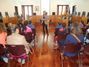 La concejala Pilar Marí explica hoy a los escolares el funcionamiento del Ayuntamiento en la sala de plenos