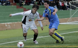 El cañonero de la Peña y de la Liga, Piquero, 20 goles, trata de llevarse el balón ante un rival. Foto: Fútbol Pitiuso