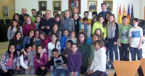 Los alumnos de L'Urgell posan con los la alcaldesa y regidores en el salón de plenos del Ayuntamiento