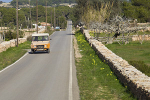 Evocadora imatge d'una carretera de Formentera, amb un Mehari taronja. Foto: Consell Insular de Formentera.