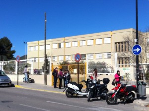 El exterior del instituto Blanca Dona ha registrado un movimiento similar al de otros días. Fotos: D.V.