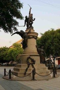 Monument a Vara de Rey al passeig del mateix nom de Vila. Foto: Eloi de Tera
