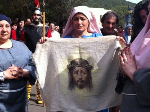 La Verónica mostrando el rostro de Jesús.