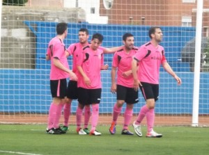 Los jugadores del Ferriolense celebran el primero de los tres goles que lograron en Can Misses.