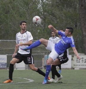 Adrián Ramos intenta un remate en una acción del partido. Foto: Fútbol Pitiuso