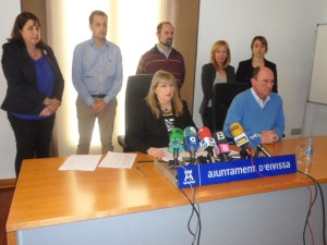 La alcaldesa de Vila y los concejales del PP, en su comparecencia ante los medios para explicar las facturas al Grupo Prensa Pitiusa