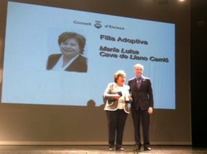 Maria Luisa Cava de Llano, junto a Vicent Serra, en el momento de recibir el reconocimiento. Foto: N. L. A.