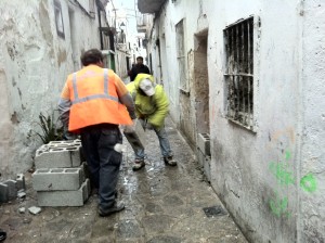 Operarios municipales tapian una de las viviendas de sa Penya. Foto: N.S.