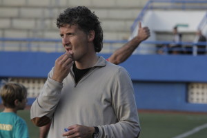 Luis Elcacho, entrenador del Formentera, en un momento del encuentro ante el Isleño. Foto: Fútbol Pitiuso