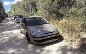 La Policia Local de Santa Eulària va posar 56 denúncies per mal estacionament dels vehicles dels participants de la festa il·legal.