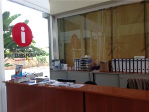L'Oficina d'Informació Turística del Consell, a l'avinguda España, tancada i sense personal. Foto: PSOE-Pacte.