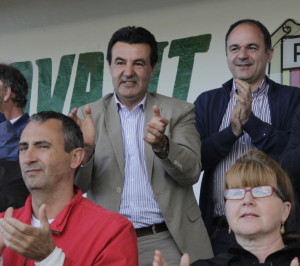 Juan Marí, Juanito, aplaude a su equipo durante un encuentro de la pasada temporada en Santa Eulària.