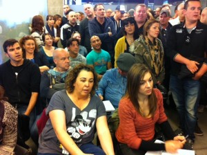 Unas 120 personas han acudido al pleno para mostrar su rechazo a la ordenanza de horarios de cierre de los locales de ocio. Foto: D. V.