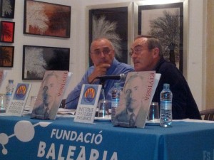 Enric Ribes i Marià Serra, en un momento de la presentación de la revista Eivissa