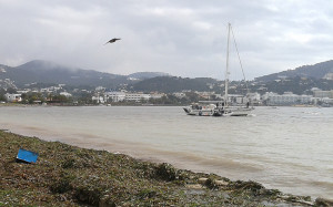 El temporal ha hecho embarrancar a un velero frente a la costa de Talamanca. 
