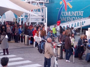 Turistas en el puerto antes de despedir las vacaciones de Semana Santa de 2013