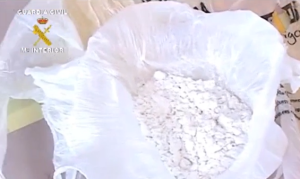 La Guardia Civil se ha incautado de cuatro kilos de cocaína. Imagen extraída del vídeo ofrecido por la Guardia Civil.