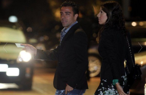 En la imagen, Xavi Hernández y su novia, Núria XX, en una fotografía tomada anoche en la entrada de la cena de celebración de la Liga. Foto: blaugranas.com