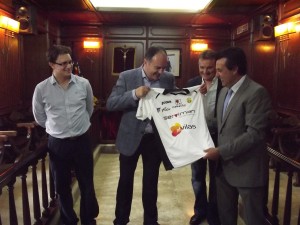 Juanito entrega a Vicente Marí, alcalde de Santa Eulària, una camiseta firmada por la plantilla.