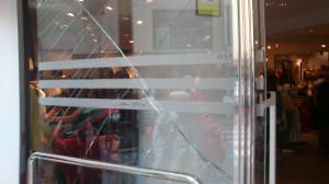 Los ladrones rompieron una de las puertas de cristal y produjeron serios daños en otra para entrar a robar en Zara.