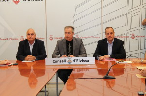 Rafael García Vila, Vicent Serra y Antonio Deudero, durante la reunión celebrada en el Consell d'Eivissa.