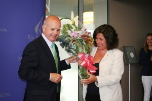 Pep Tur entregó un ramo de flores a Pepita Gutiérrez por el cumpleaños de la alcaldesa.