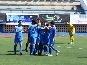 Los jugadores del equipo ibicenco celebran el gol conseguido por Andrés en el minuto 33.