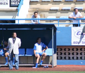 Toni Torres, desde el banquillo, y David Torres, en la grada, durante el partido ante el Ciutadella.