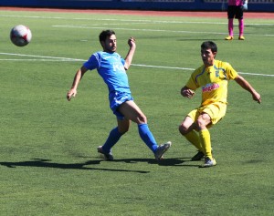 Puet, autor del primer gol del Isleño, presiona a un defensa menorquín.