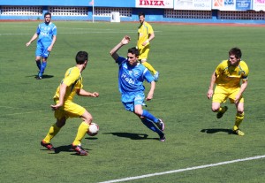 Pierre Cotant, centrocampista del Isleño, se lleva la pelota ante dos jugadores del Penya Ciutadella.
