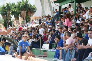 Unos 1.200 espectadores llenaron las gradas del municipal de Santa Eulària.