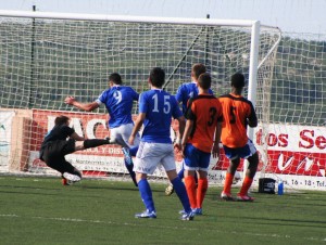 Adrián Ramos marca de cabeza el tercer gol del San Rafael y de su cuenta personal. Fotos: C. V.