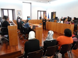 La concejala Pilar Marí realiza la explicación a los alumnos. Foto: Ajuntament d'Eivissa.