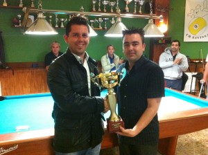 El campeón de Europa recibe un premio en el Bar-Café Illusions Pool
