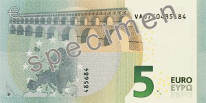 El nuevo billete de cinco euros está impreso en un tono más oscuro de gris y la impresión de número 5 varía de color al inclinarla. Foto: ecb.int