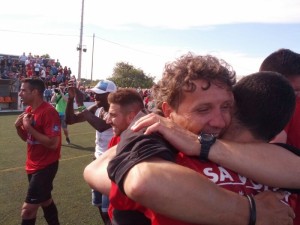 Luis Elcacho se abraza a uno de sus jugadores. Foto: V. R.