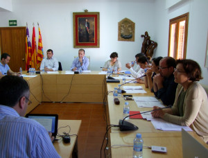 Jaume Ferrer, en el centro, presidente el pleno del Consell Insular de Formentera.