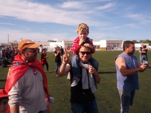 Felip Portas, en el centro de la imagen con su hijo, celebrando la clasificación del Formentera para el play off. 