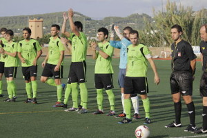 Los jugadores del Puig d'en Valls dependen de sí mismos para lograr el título de campeones de la Preferente pitiusa. Foto: Fútbol Pitiuso