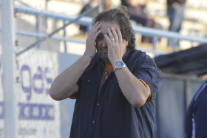 Toni Torres, director técnico del Isleño, se lleva preocupado las manos a la cabeza. Foto: Fútbol Pitiuso