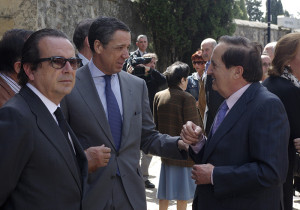 Eduardo Zaplana, en el centro y con la nariz mucho más pequeña, saluda al ex presidente de Castilla y León, Juan José Lucas. Foto: DesdeSoria.com.
