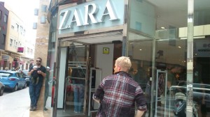 Fachada del establecimiento de Zara en el que han entrado los ladrones