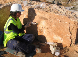Una estudiante realiza labores de rehabilitación en una excavación arqueológica.